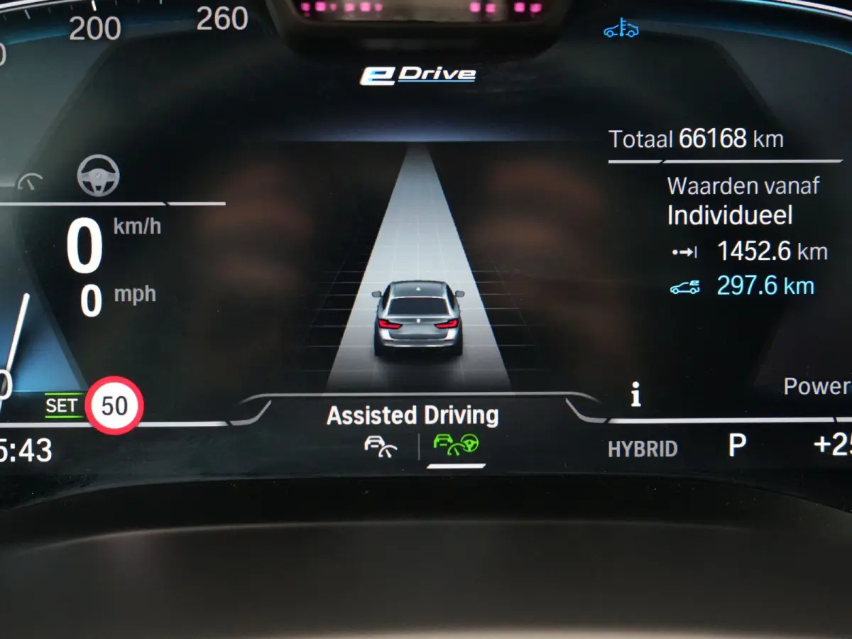 530e xDrive Business Edition Plus 293pk Dealer O.H. | Panodak | Adaptive Cruise | Head Up | Laser LED | 360 Camera | Lederen Comfortzetels Verwarmd | Sfeerverlichting | Keyless | Blis | Appl
