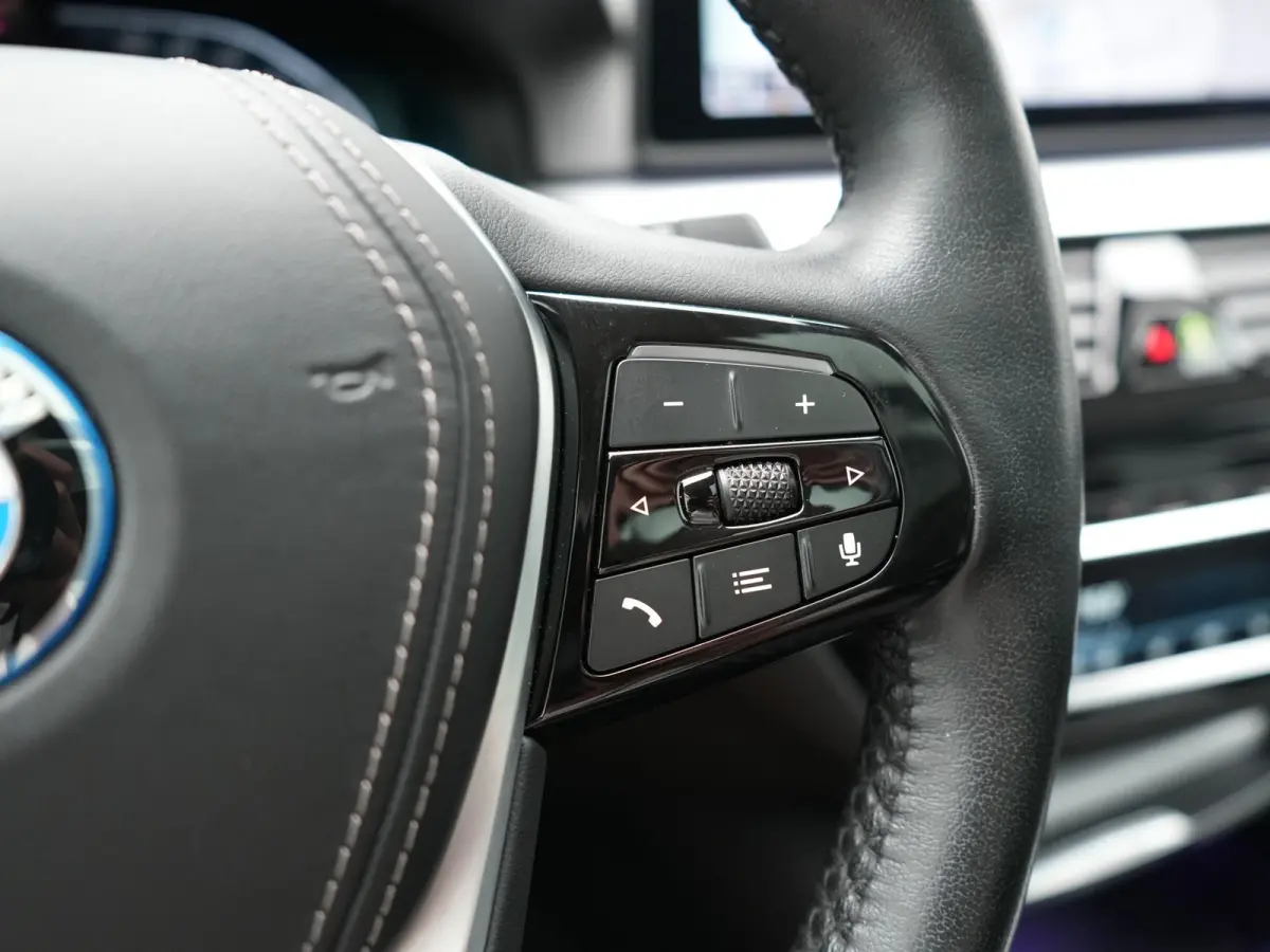 530e xDrive Business Edition Plus 293pk Dealer O.H. | Panodak | Adaptive Cruise | Head Up | Laser LED | 360 Camera | Lederen Comfortzetels Verwarmd | Sfeerverlichting | Keyless | Blis | Appl