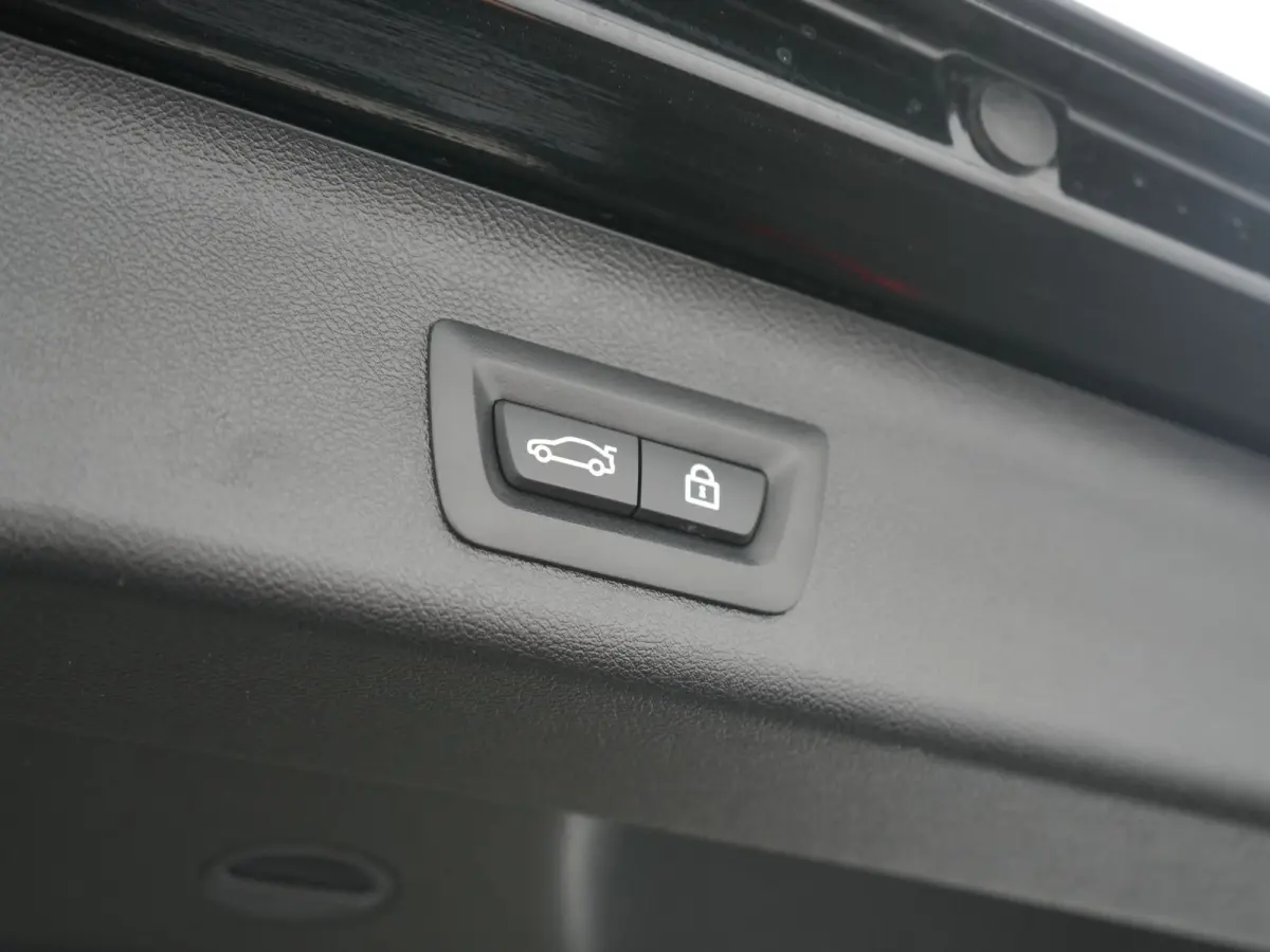 530e xDrive Business Edition Plus 293pk Dealer O.H. | Panodak | Adaptive Cruise | Head Up | Laser LED | 360 Camera | Lederen Comfortzetels Verwarmd | Sfeerverlichting | Keyless | Blis | Appl