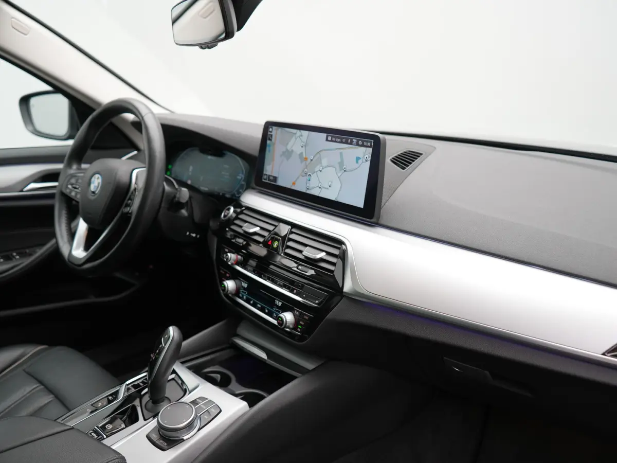 530e xDrive Business Edition Plus 293pk Dealer O.H. | Panodak | Adaptive Cruise | Head Up | Laser LED | 360 Camera | Lederen Comfortzetels Verwarmd | Sfeerverlichting | Keyless | Blis | Appl