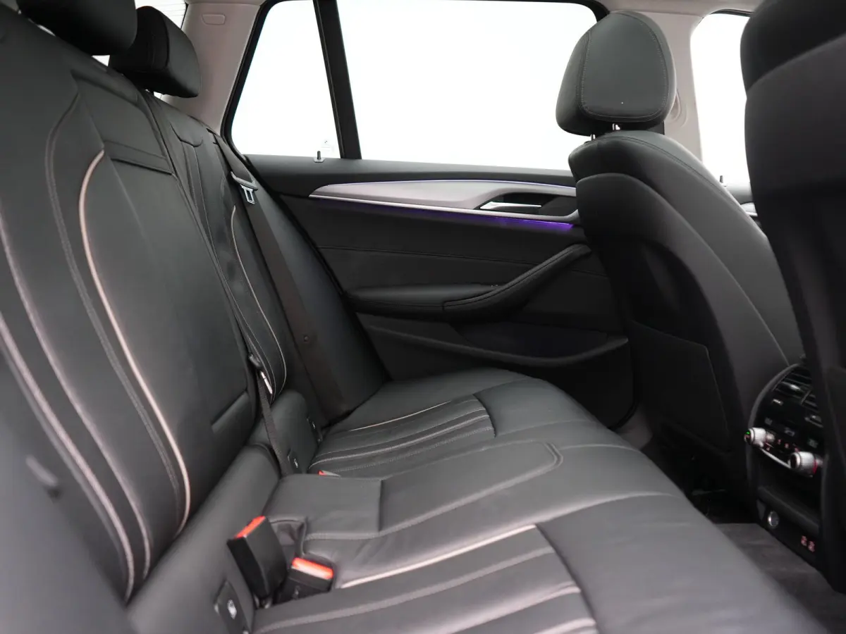 530e xDrive Business Edition Plus 293pk Dealer O.H. | Panodak | Adaptive Cruise | Head Up | Laser LED | 360 Camera | Lederen Comfortzetels Verwarmd | Sfeerverlichting | Keyless | Blis | Appl