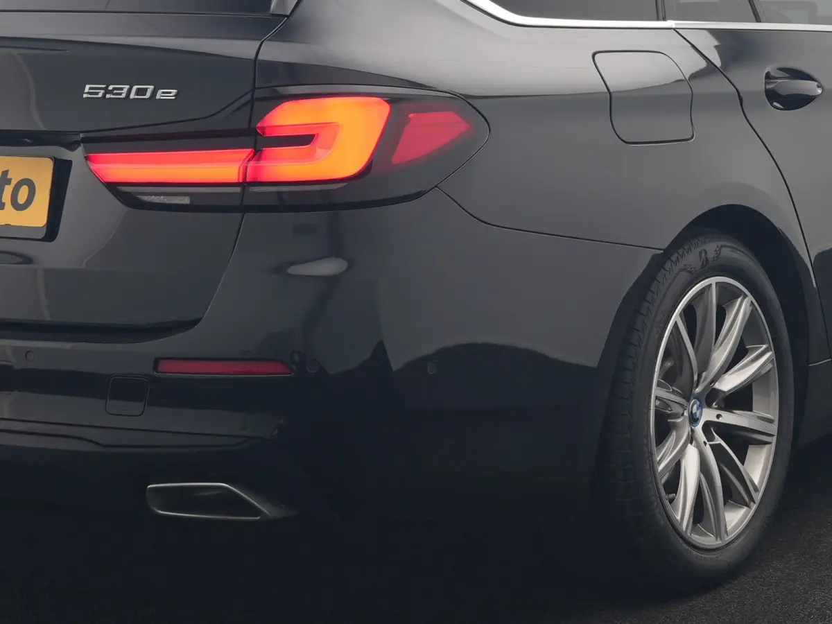 530e xDrive Business Edition Plus 293pk Dealer O.H. | Panodak | Adaptive Cruise | Head Up | Laser LED | 360 Camera | Lederen Comfortzetels Verwarmd | Sfeerverlichting | Keyless | Blis | Appl