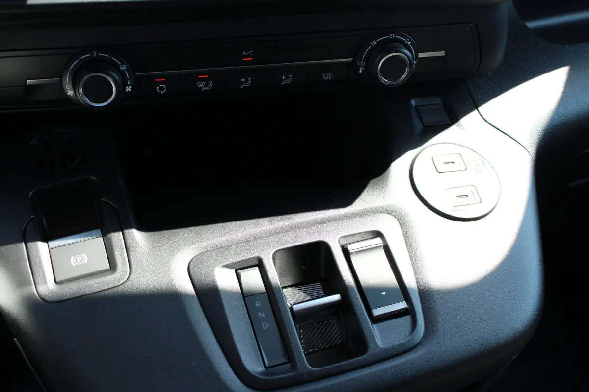 136 L1 50 kWh | Fase 3 laden | Navigatie | Camera | 3-Zits | Parkeersensoren voor + achter | Apple carplay |