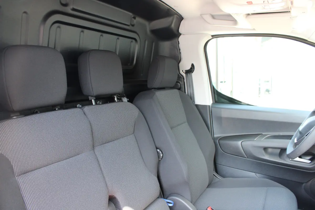 136 L1 50 kWh | Fase 3 laden | Navigatie | Camera | 3-Zits | Parkeersensoren voor + achter | Apple carplay |