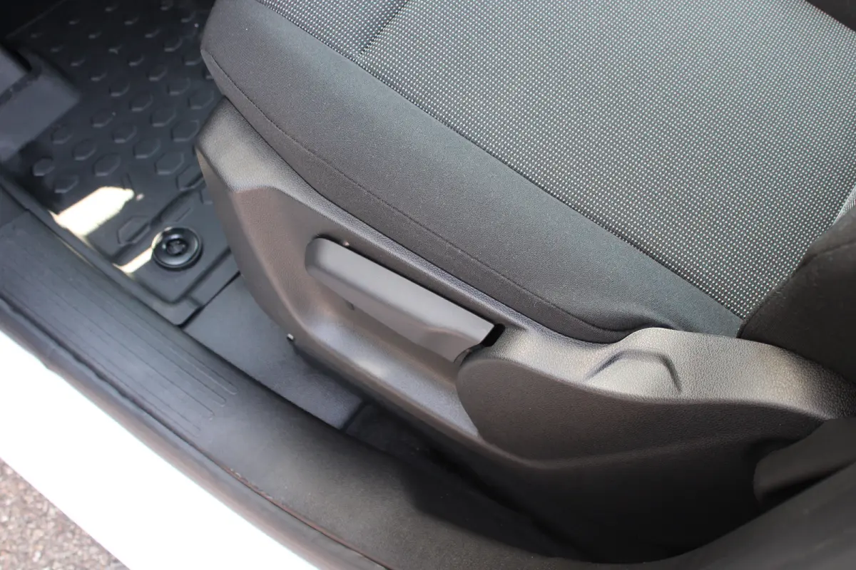 136 L1 50 kWh | Fase 3 laden | Navigatie | Camera | 3-Zits | Parkeersensoren voor + achter | Apple carplay |