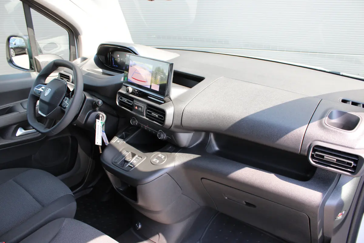 136 L1 50 kWh | Fase 3 laden | Navigatie | Camera | 3-Zits | Parkeersensoren voor + achter | Apple carplay |