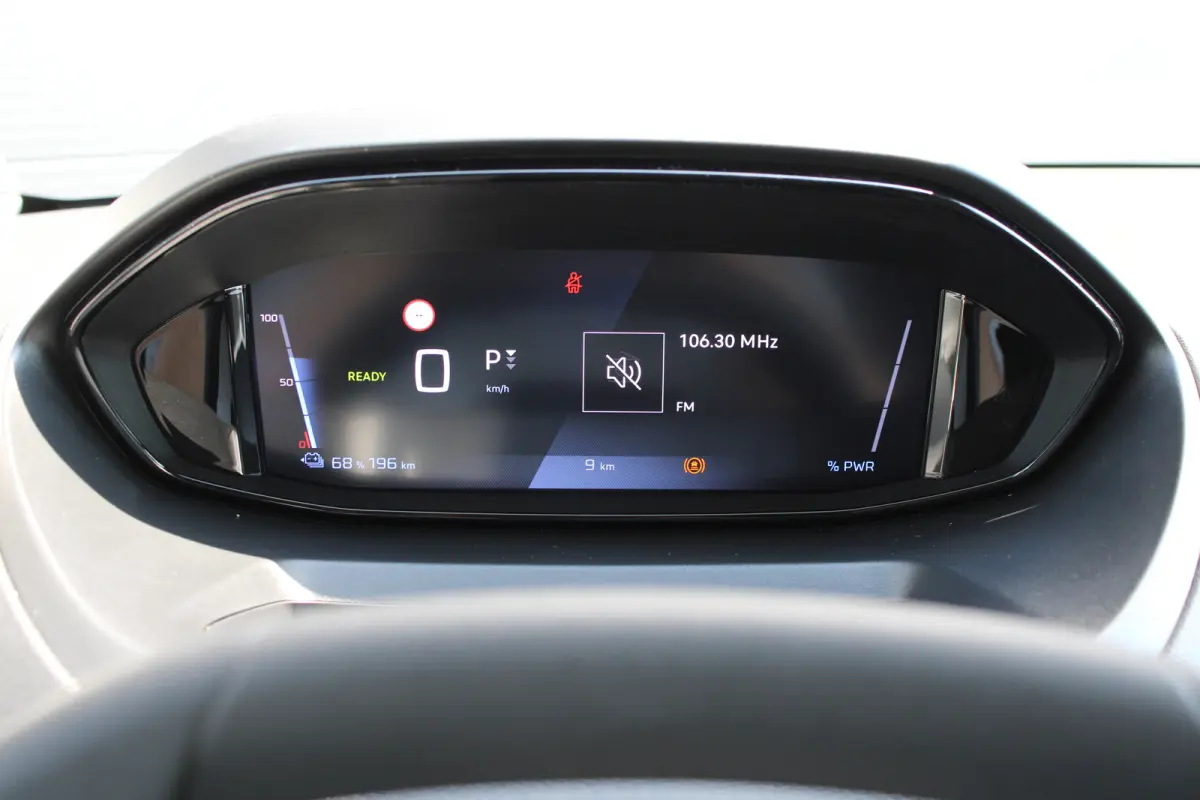 136 L1 50 kWh | Fase 3 laden | Navigatie | Camera | 3-Zits | Parkeersensoren voor + achter | Apple carplay |