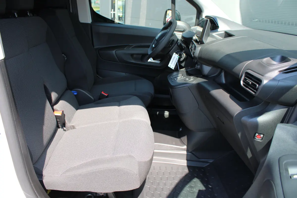 136 L1 50 kWh | Fase 3 laden | Navigatie | Camera | 3-Zits | Parkeersensoren voor + achter | Apple carplay |