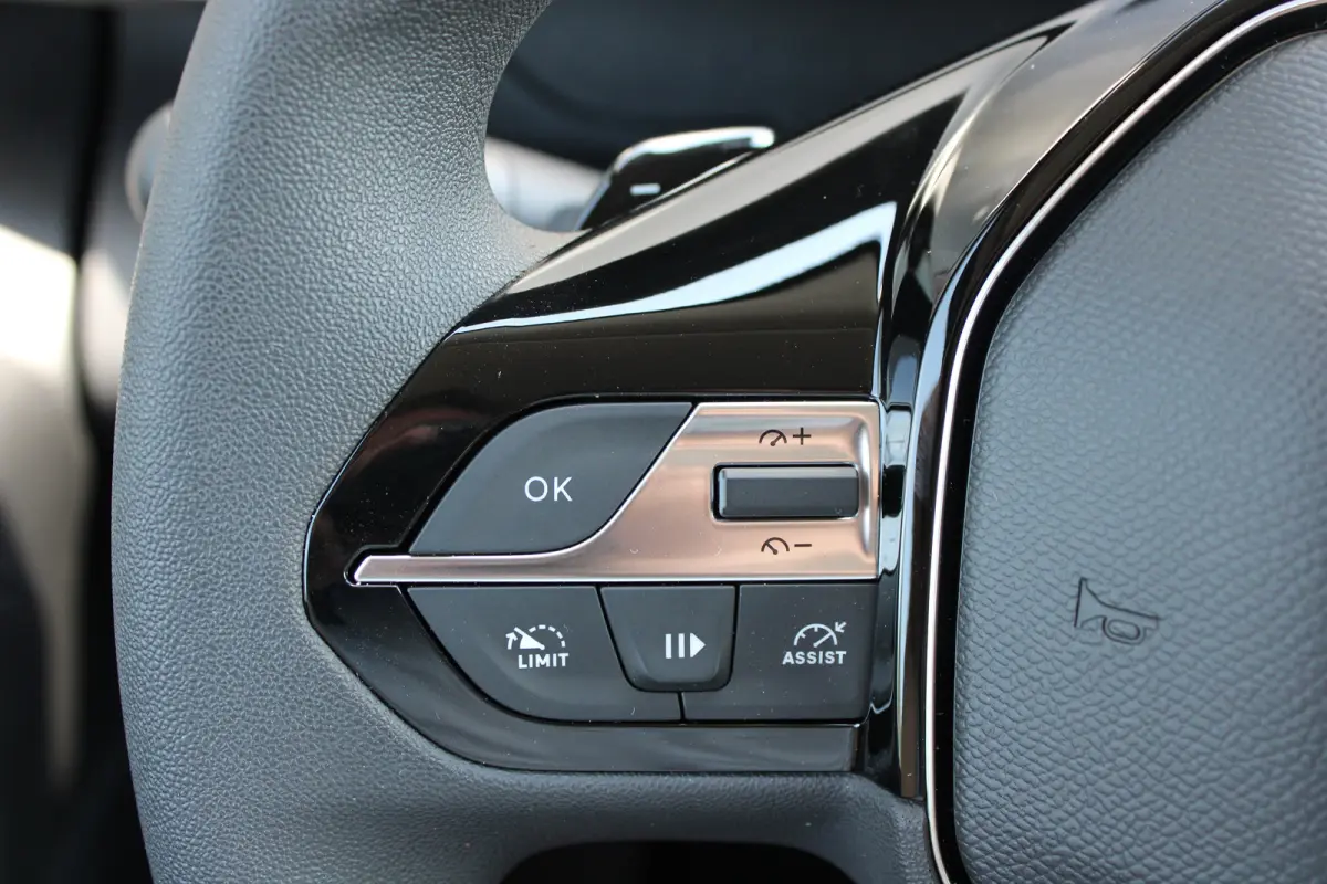136 L1 50 kWh | Fase 3 laden | Navigatie | Camera | 3-Zits | Parkeersensoren voor + achter | Apple carplay |