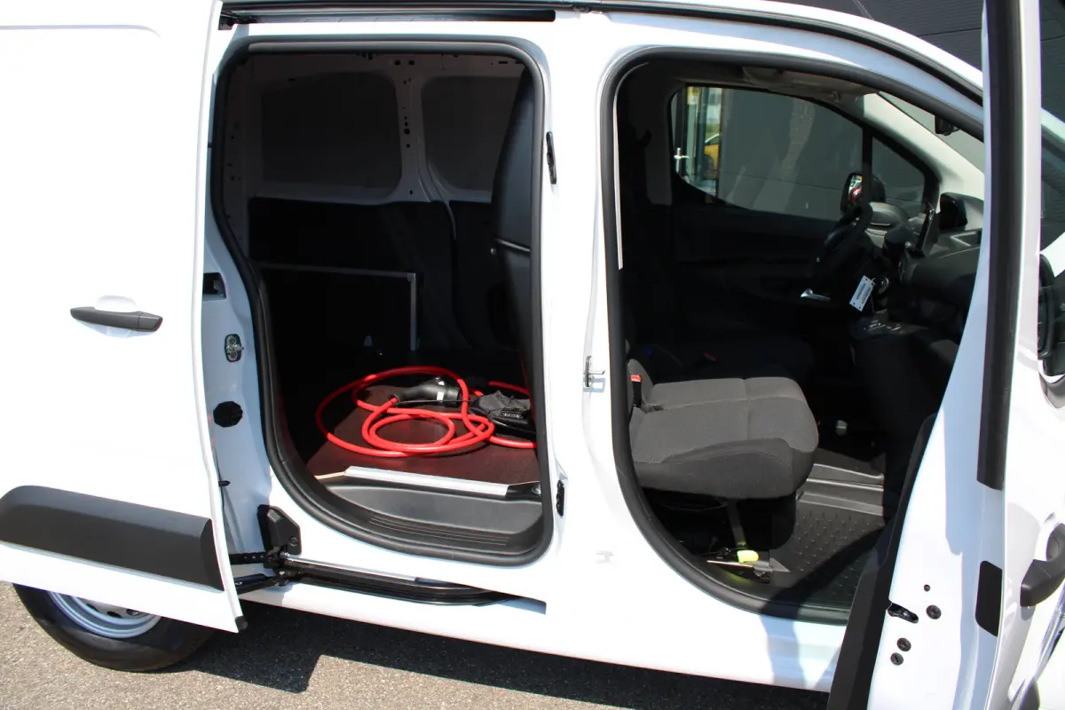 136 L1 50 kWh | Fase 3 laden | Navigatie | Camera | 3-Zits | Parkeersensoren voor + achter | Apple carplay |