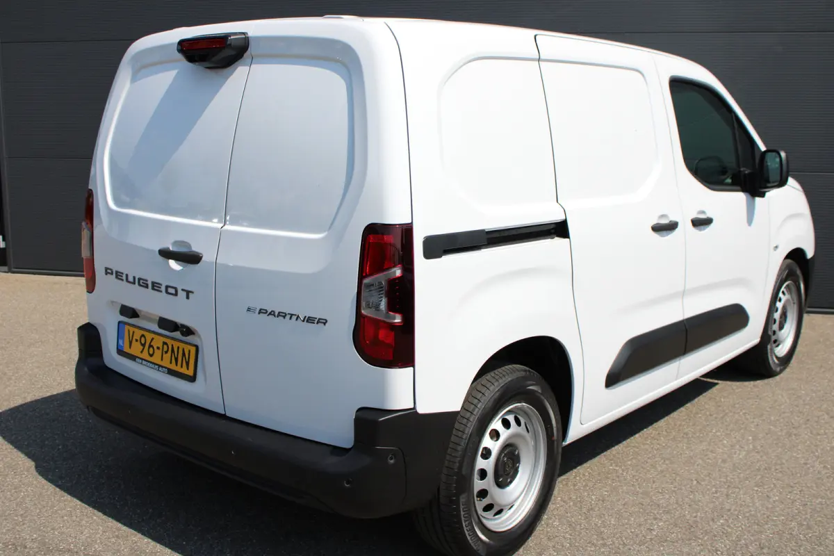 136 L1 50 kWh | Fase 3 laden | Navigatie | Camera | 3-Zits | Parkeersensoren voor + achter | Apple carplay |