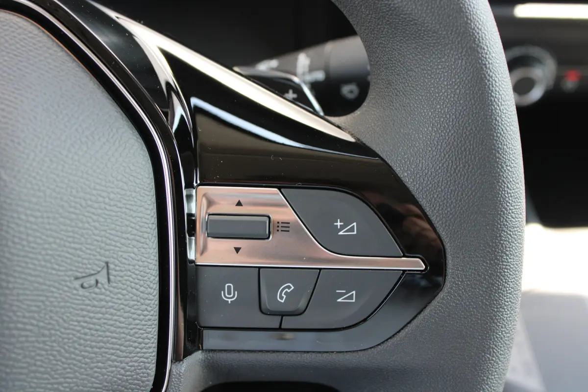 136 L1 50 kWh | Fase 3 laden | Navigatie | Camera | 3-Zits | Parkeersensoren voor + achter | Apple carplay |