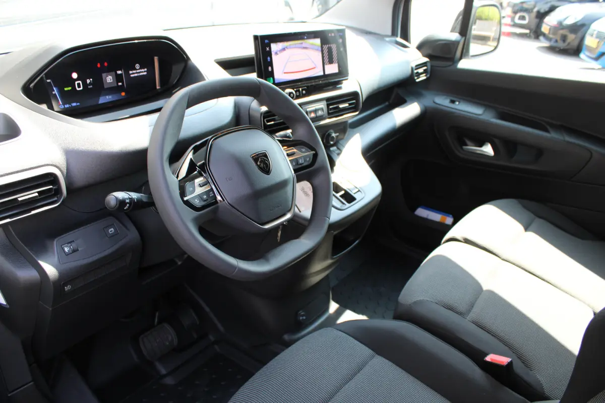 136 L1 50 kWh | Fase 3 laden | Navigatie | Camera | 3-Zits | Parkeersensoren voor + achter | Apple carplay |