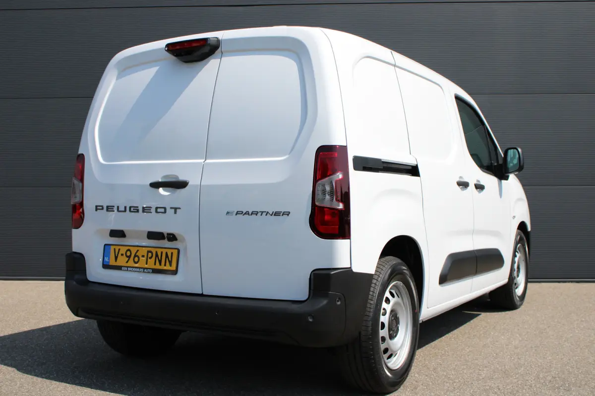 136 L1 50 kWh | Fase 3 laden | Navigatie | Camera | 3-Zits | Parkeersensoren voor + achter | Apple carplay |