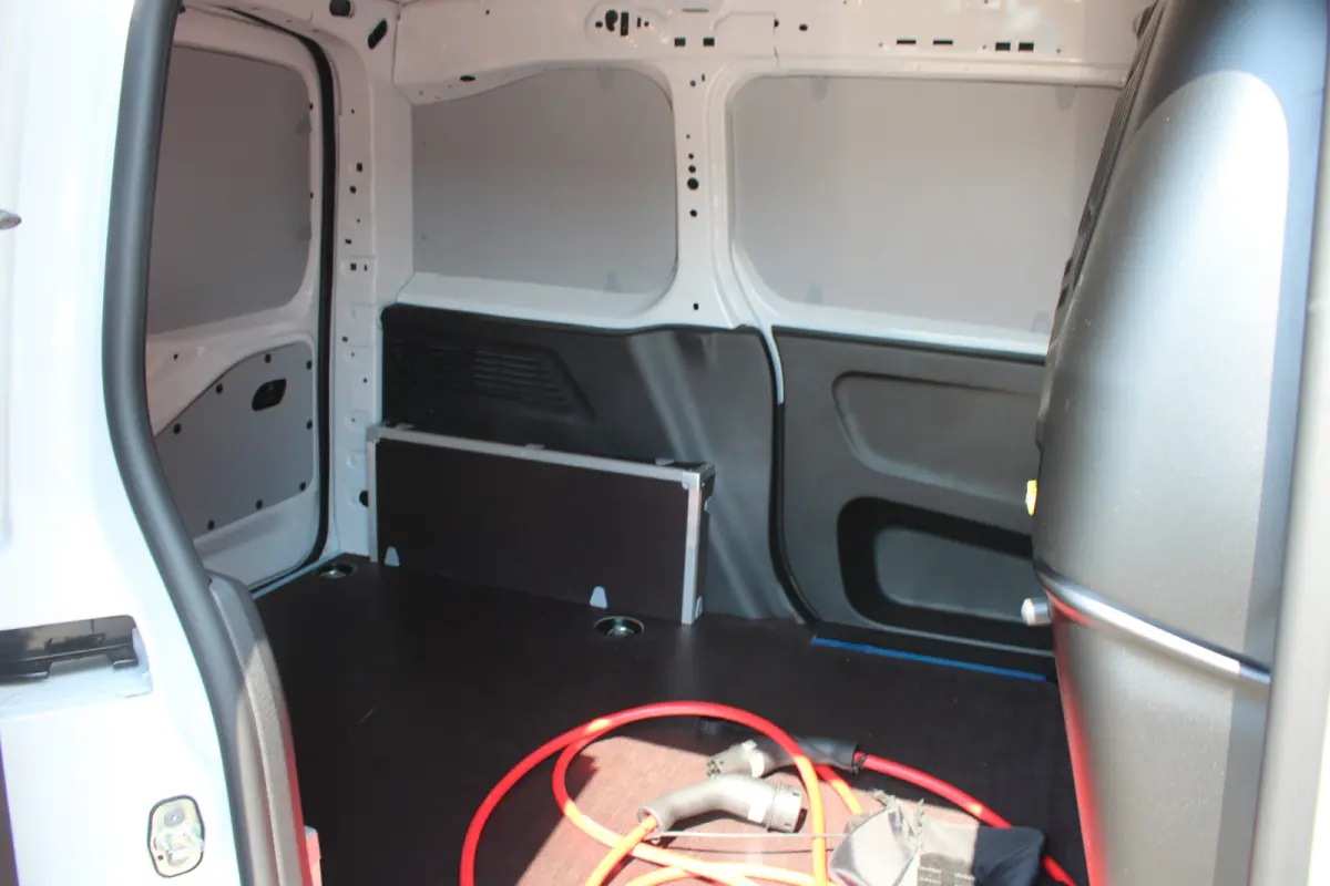 136 L1 50 kWh | Fase 3 laden | Navigatie | Camera | 3-Zits | Parkeersensoren voor + achter | Apple carplay |