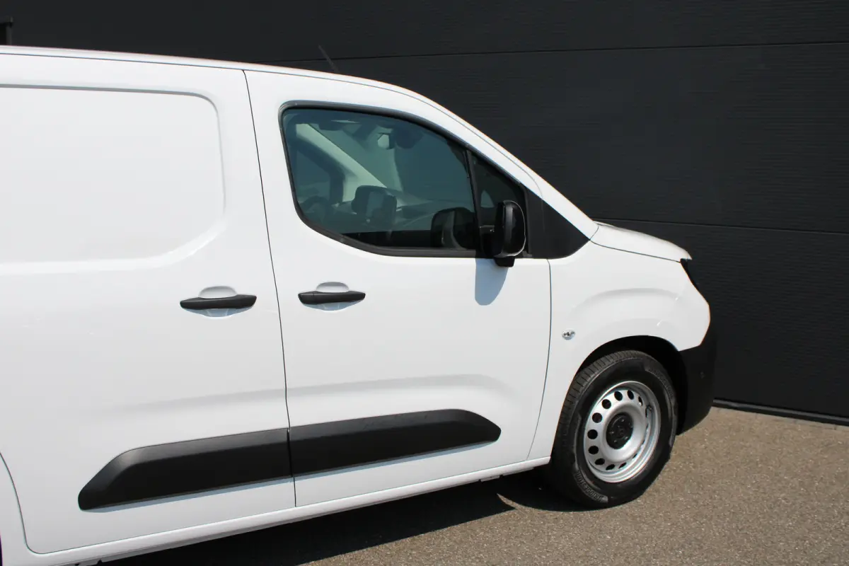 136 L1 50 kWh | Fase 3 laden | Navigatie | Camera | 3-Zits | Parkeersensoren voor + achter | Apple carplay |