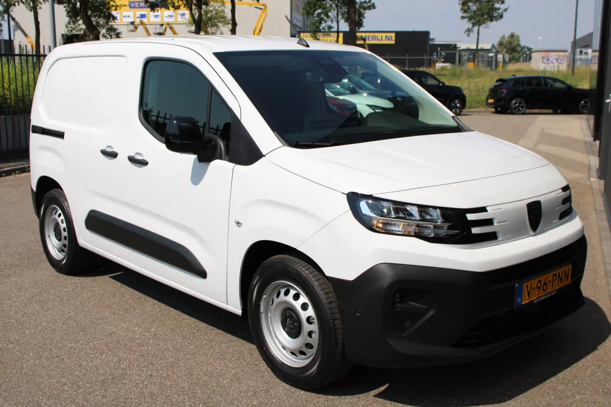 136 L1 50 kWh | Fase 3 laden | Navigatie | Camera | 3-Zits | Parkeersensoren voor + achter | Apple carplay |