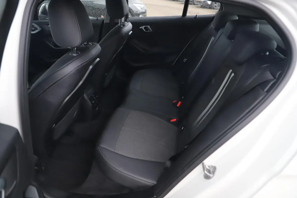 116i Lesauto ! Sportstoelen Navigatie LED Carplay Android Parkeersensoren Climate Cruise Control LMV
