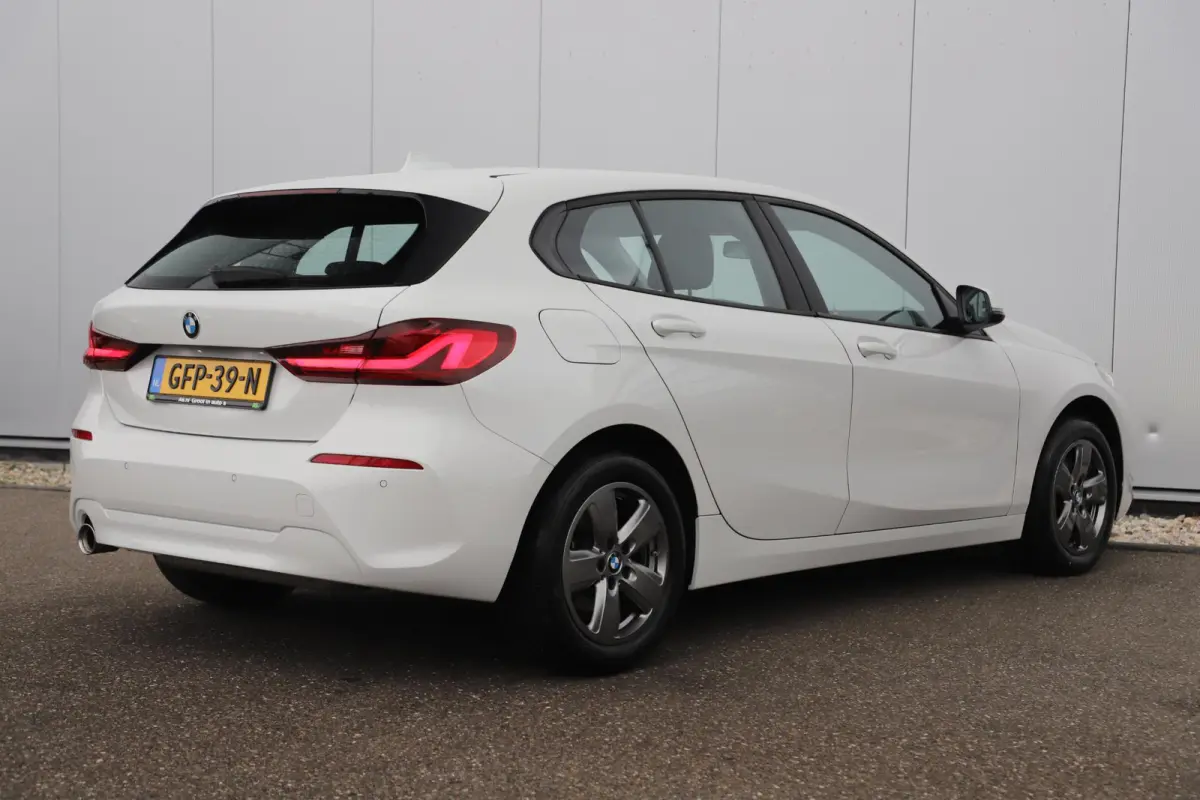 116i Lesauto ! Sportstoelen Navigatie LED Carplay Android Parkeersensoren Climate Cruise Control LMV