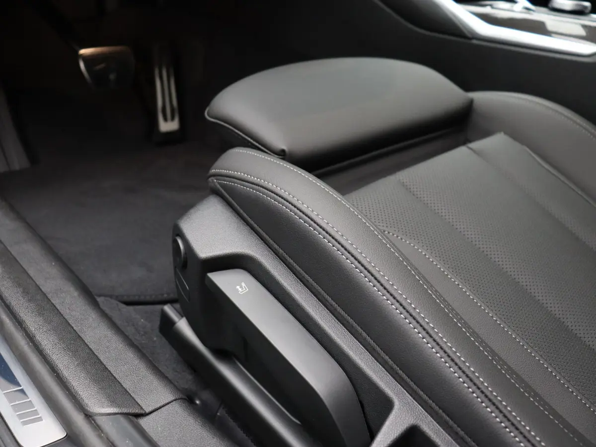 330e M Sportpakket Pro | M Sport Edition | Comfort Pack | Stuurwielrand Verwarmd | Trekhaak | Active Cruise Control | Harman Kardon | 19''
