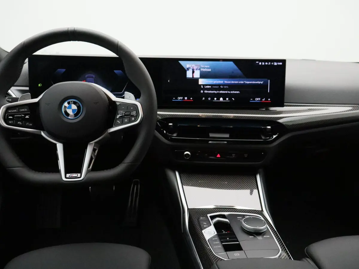 330e M Sportpakket Pro | M Sport Edition | Comfort Pack | Stuurwielrand Verwarmd | Trekhaak | Active Cruise Control | Harman Kardon | 19''