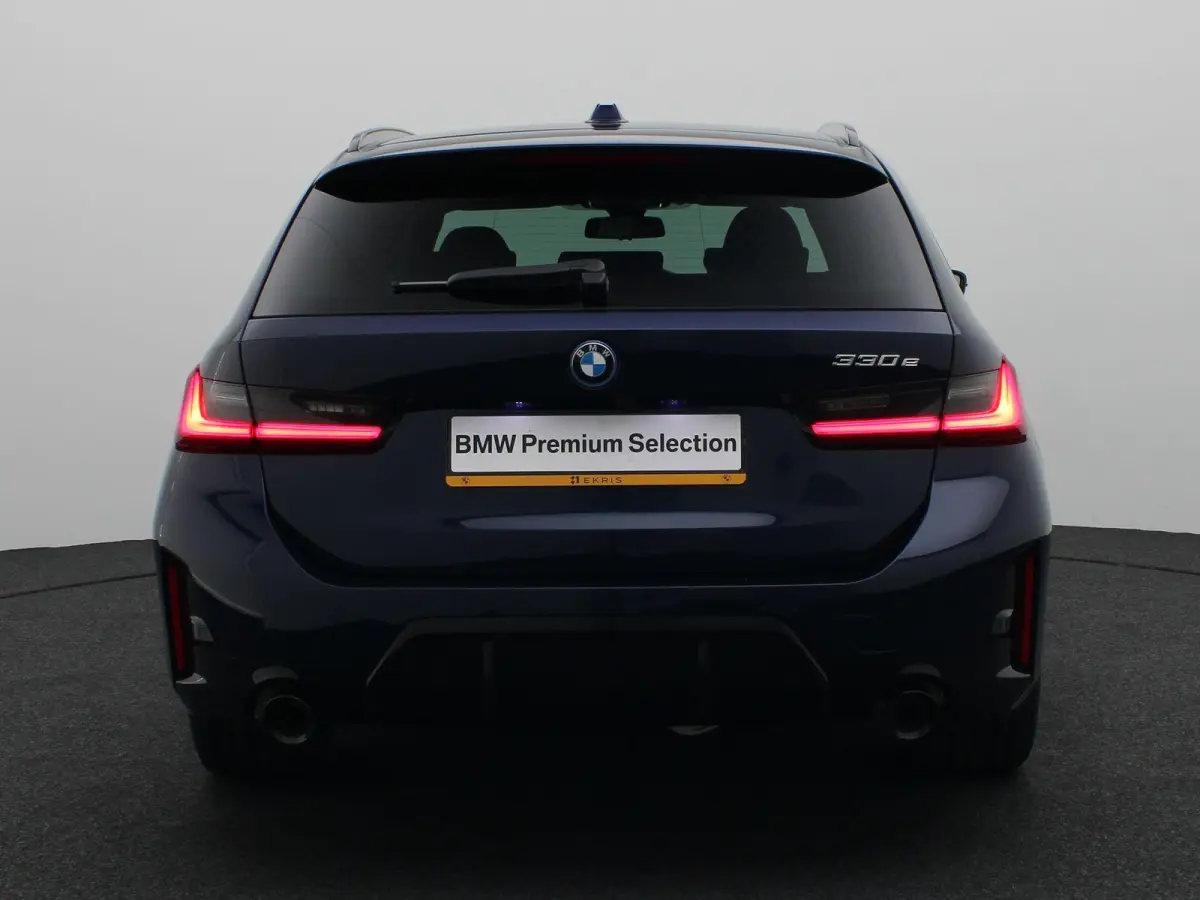 330e M Sportpakket Pro | M Sport Edition | Comfort Pack | Stuurwielrand Verwarmd | Trekhaak | Active Cruise Control | Harman Kardon | 19''