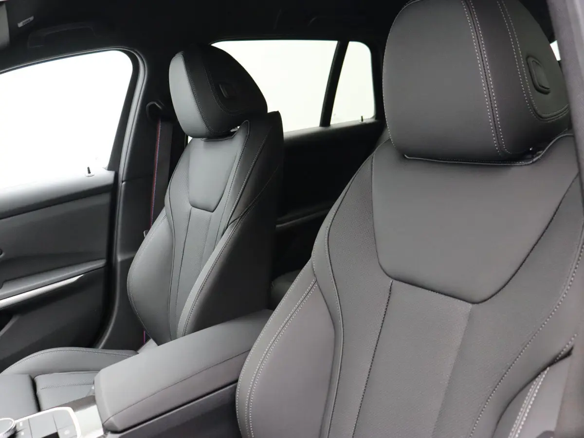 330e M Sportpakket Pro | M Sport Edition | Comfort Pack | Stuurwielrand Verwarmd | Trekhaak | Active Cruise Control | Harman Kardon | 19''