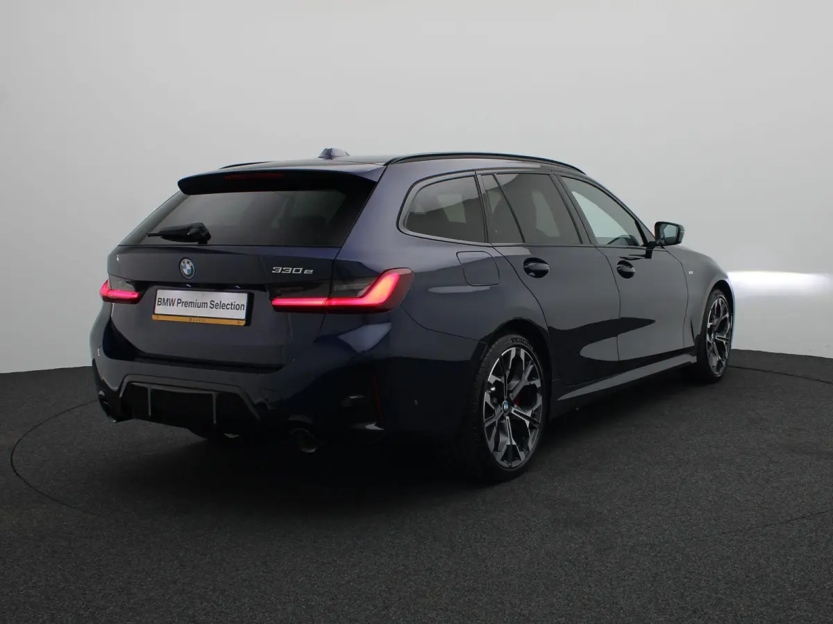 330e M Sportpakket Pro | M Sport Edition | Comfort Pack | Stuurwielrand Verwarmd | Trekhaak | Active Cruise Control | Harman Kardon | 19''