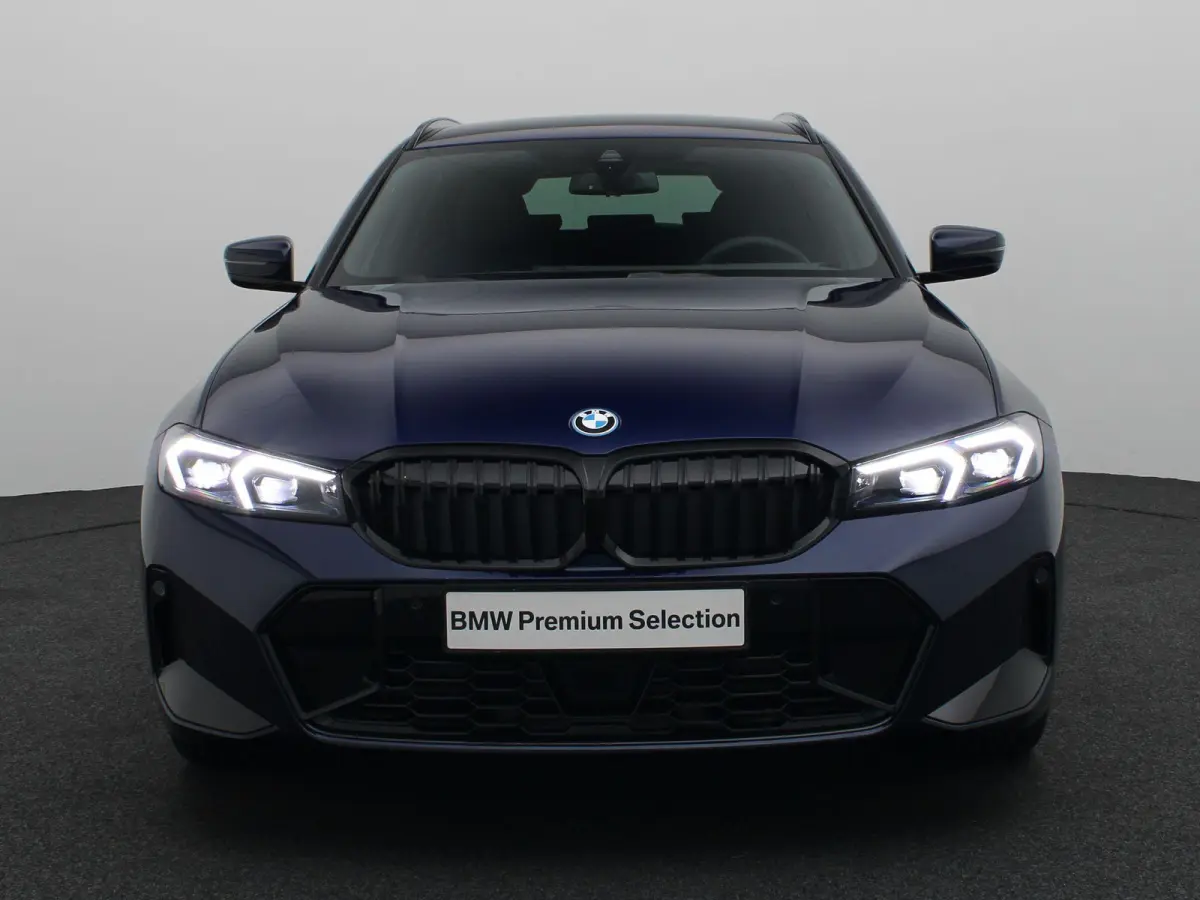330e M Sportpakket Pro | M Sport Edition | Comfort Pack | Stuurwielrand Verwarmd | Trekhaak | Active Cruise Control | Harman Kardon | 19''
