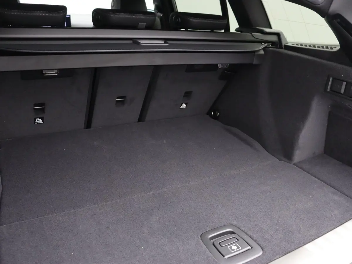 330e M Sportpakket Pro | M Sport Edition | Comfort Pack | Stuurwielrand Verwarmd | Trekhaak | Active Cruise Control | Harman Kardon | 19''