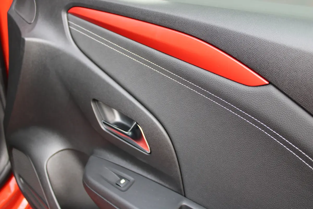 1.2 Turbo Hybrid Yes | Automaat | Navi by app | Camera | Apple Carplay | Stoelverwarming | Parkeersensoren |