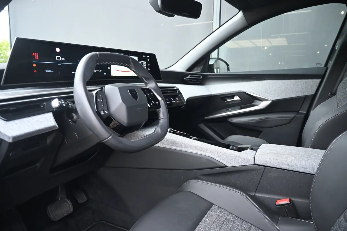 1.2 Hybrid 145 Allure Tot 8 Jaar Garantie! | Navi by app | Achteruitrijcamera | Cruise control | DAB | Keyless Entry | Full Led | Draadloze telefoonlader | Extra getint glas | LMV 19" |