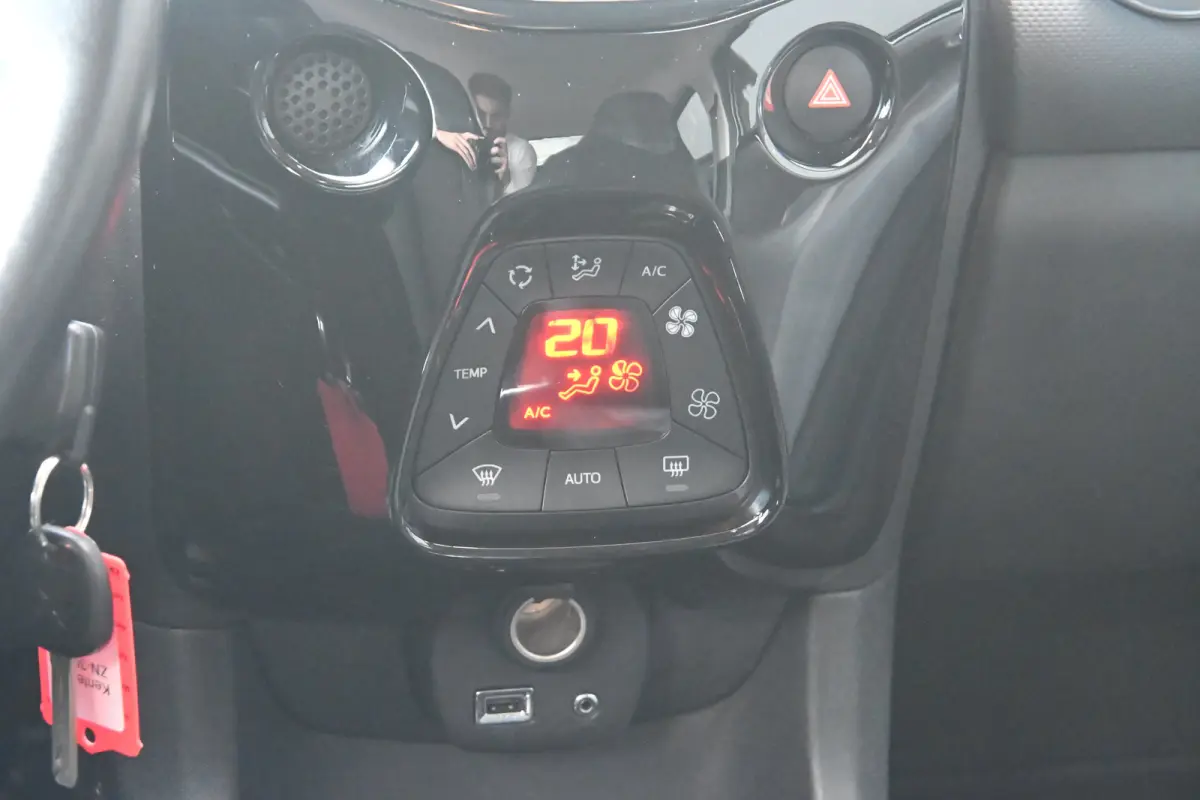 1.0 e-VTi Blue Lease Executive | Navi by App | Cruise Control | Achteruitrijcamera | Airco | Elektr. ramen voor | LMV 15" |