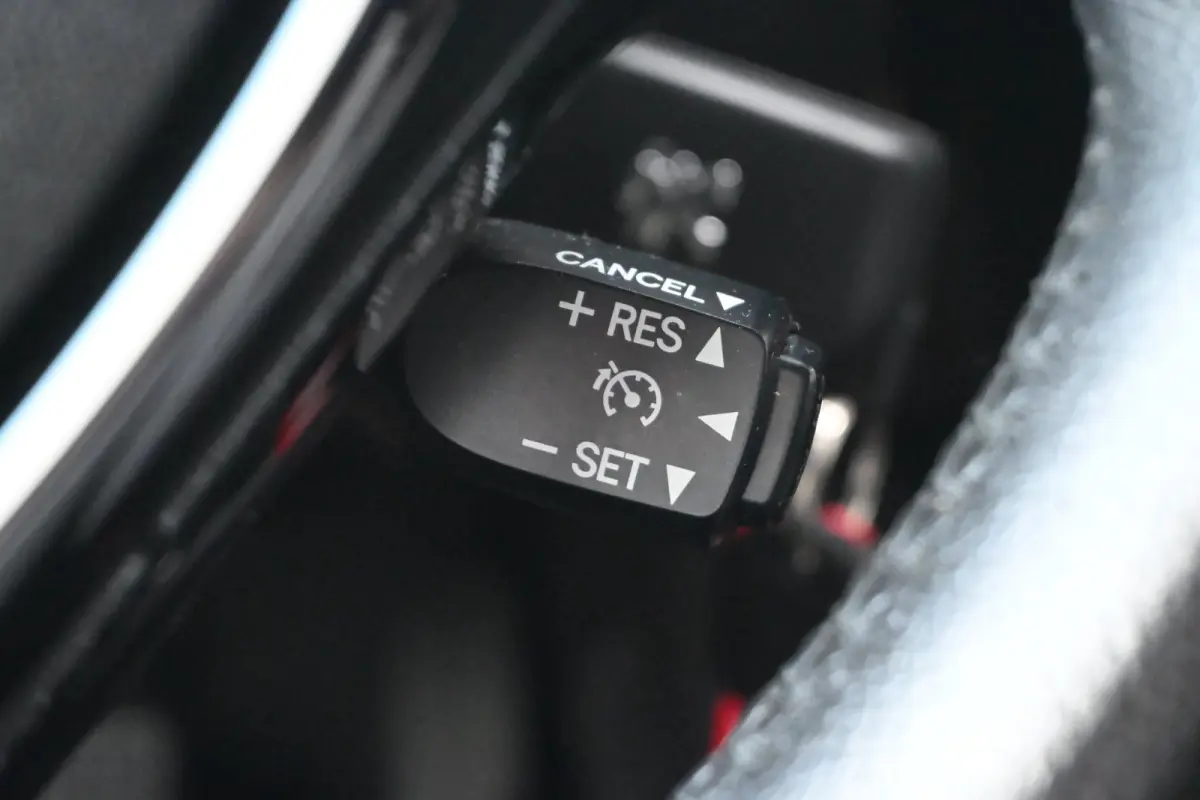 1.0 e-VTi Blue Lease Executive | Navi by App | Cruise Control | Achteruitrijcamera | Airco | Elektr. ramen voor | LMV 15" |