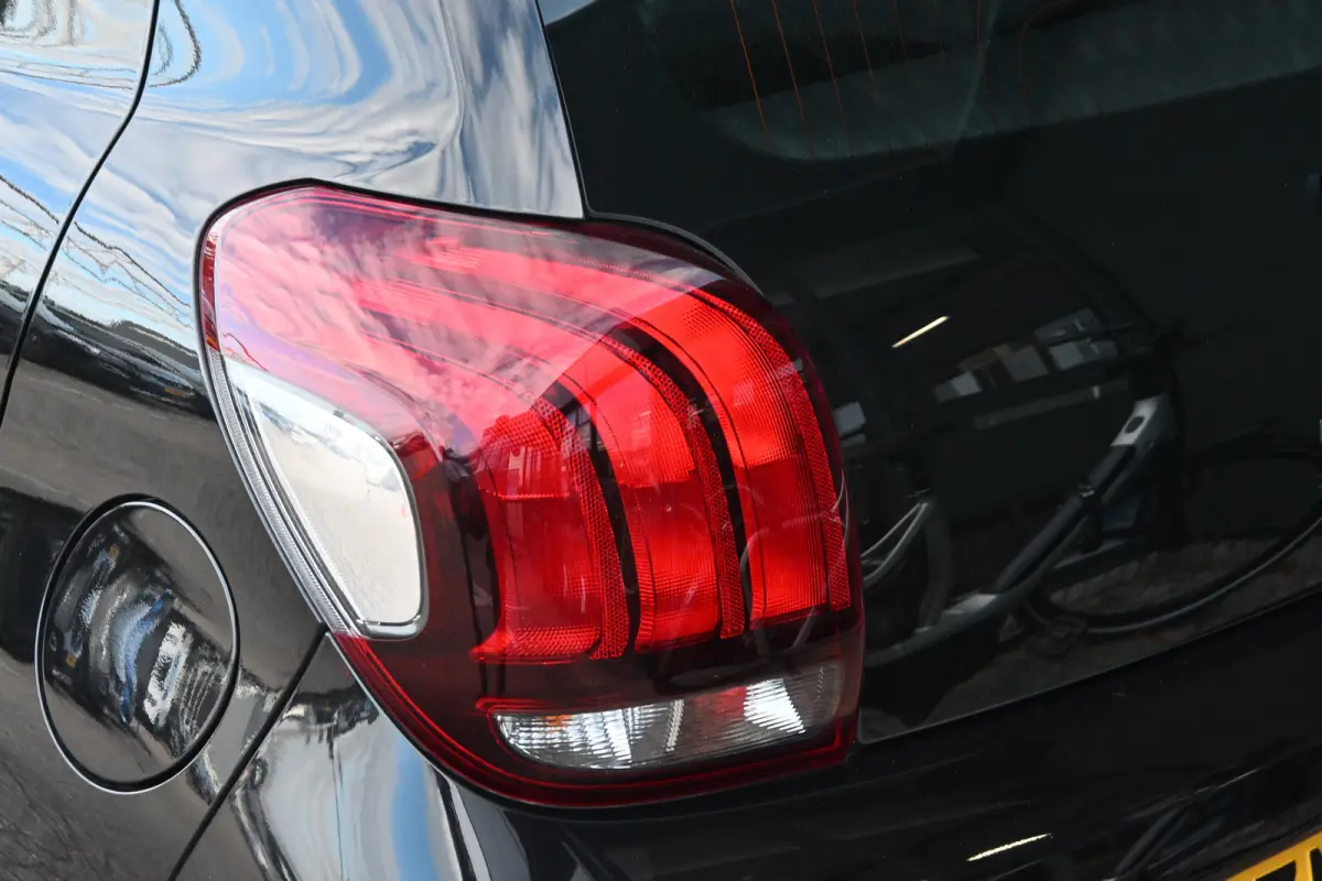 1.0 e-VTi Blue Lease Executive | Navi by App | Cruise Control | Achteruitrijcamera | Airco | Elektr. ramen voor | LMV 15" |