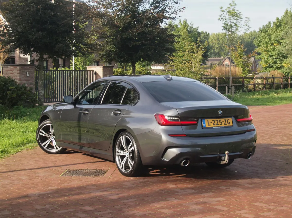 318i Business Edition | M-Pakket | Panoramadak | Trekhaak | Camera | Sfeerverlichting | Sportstoelen | NL-Auto |