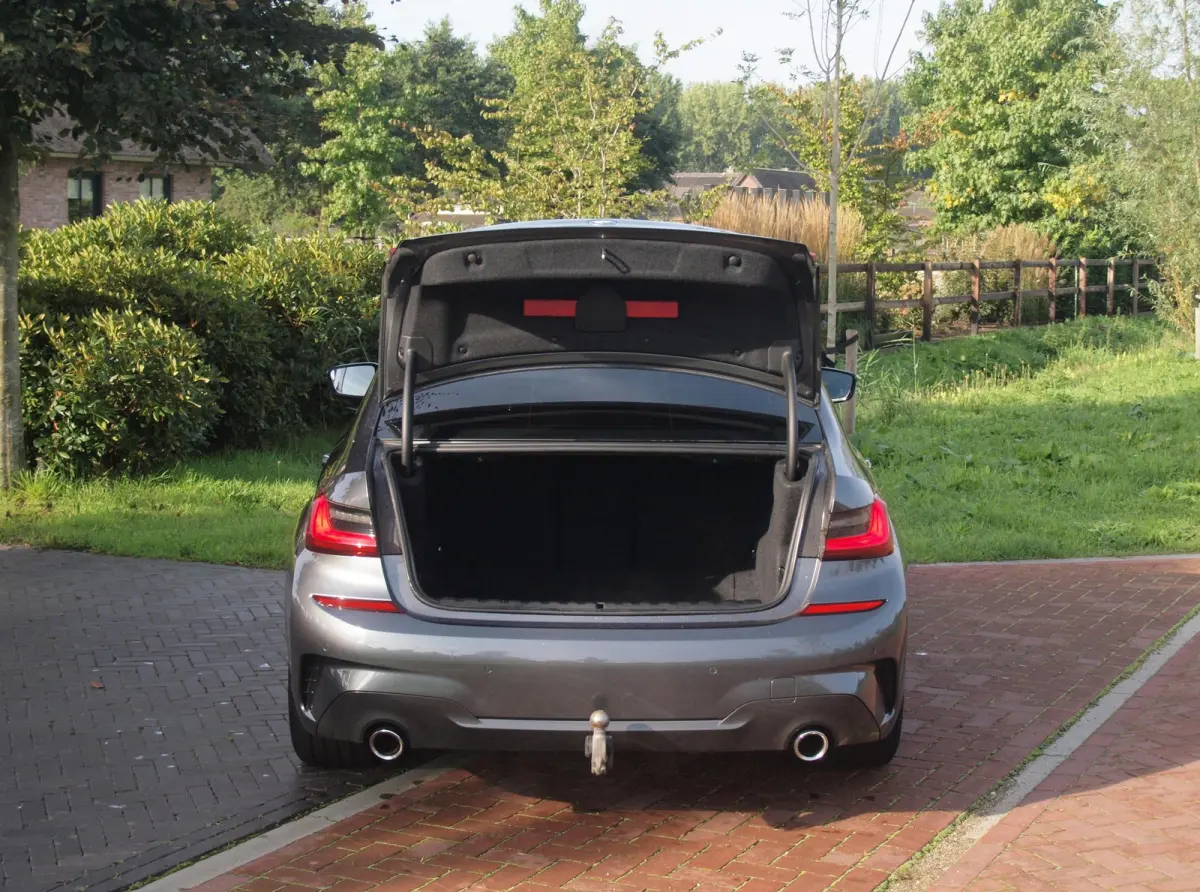 318i Business Edition | M-Pakket | Panoramadak | Trekhaak | Camera | Sfeerverlichting | Sportstoelen | NL-Auto |