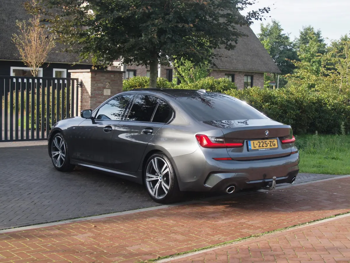 318i Business Edition | M-Pakket | Panoramadak | Trekhaak | Camera | Sfeerverlichting | Sportstoelen | NL-Auto |