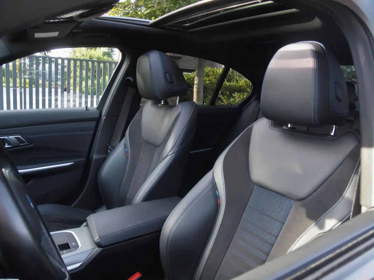 318i Business Edition | M-Pakket | Panoramadak | Trekhaak | Camera | Sfeerverlichting | Sportstoelen | NL-Auto |