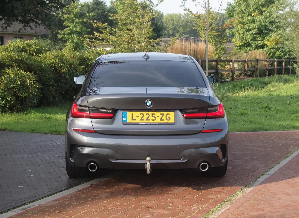 318i Business Edition | M-Pakket | Panoramadak | Trekhaak | Camera | Sfeerverlichting | Sportstoelen | NL-Auto |