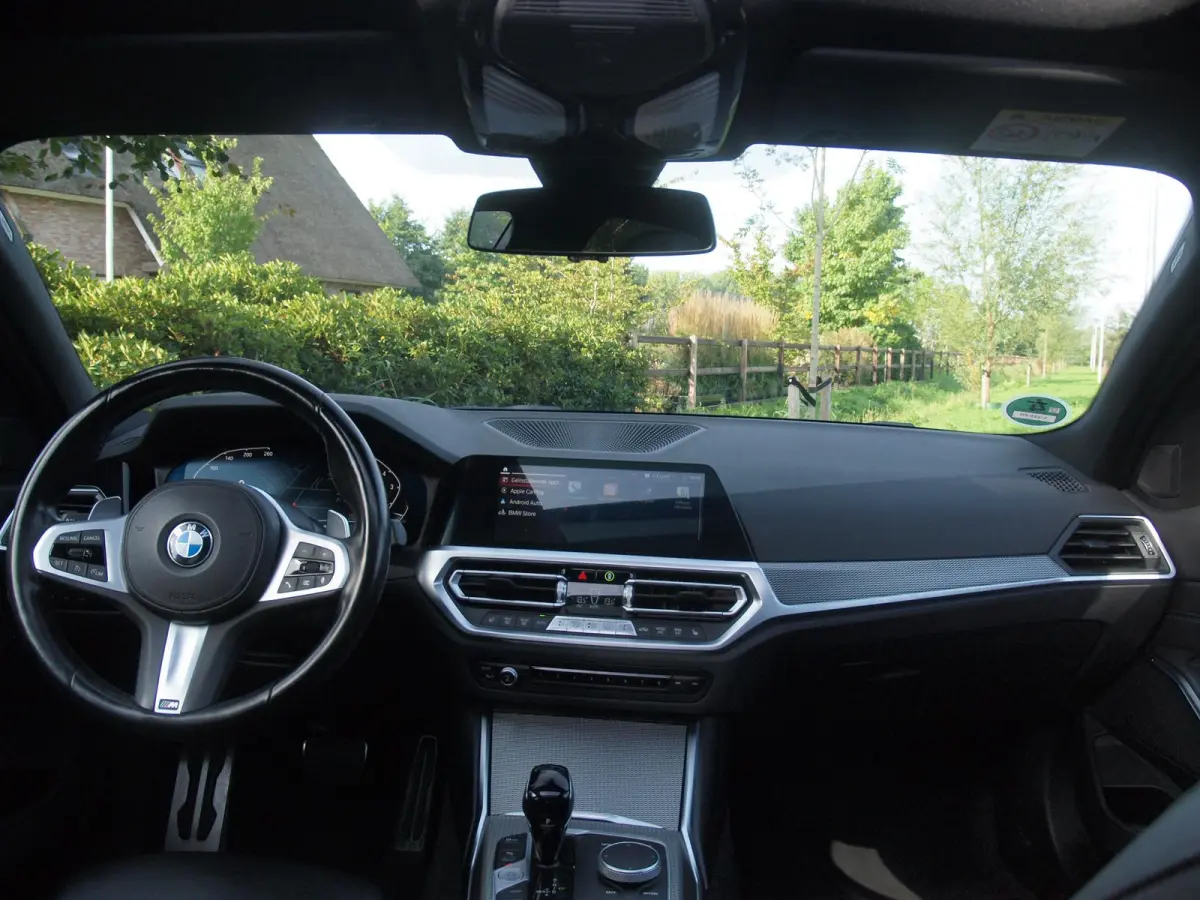 318i Business Edition | M-Pakket | Panoramadak | Trekhaak | Camera | Sfeerverlichting | Sportstoelen | NL-Auto |