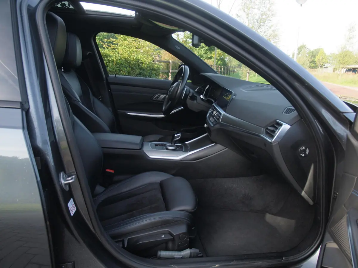 318i Business Edition | M-Pakket | Panoramadak | Trekhaak | Camera | Sfeerverlichting | Sportstoelen | NL-Auto |