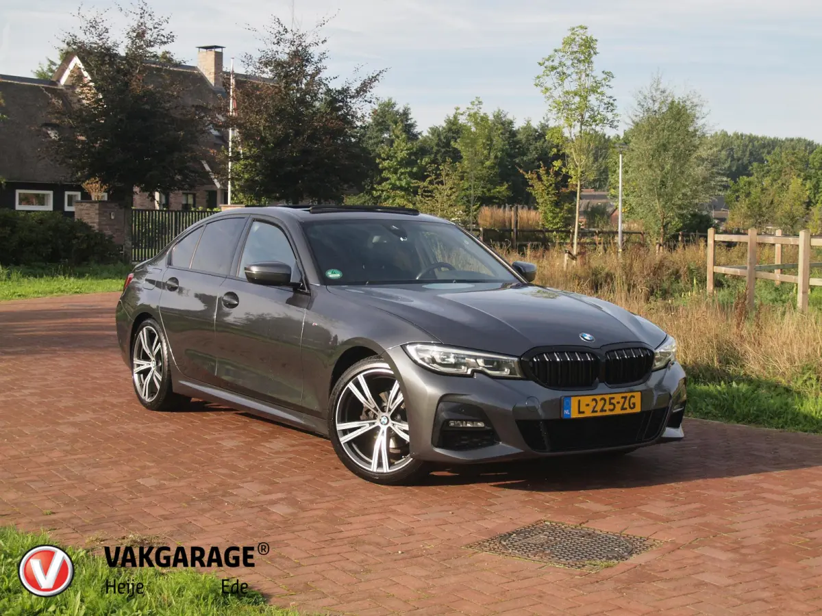 318i Business Edition | M-Pakket | Panoramadak | Trekhaak | Camera | Sfeerverlichting | Sportstoelen | NL-Auto |