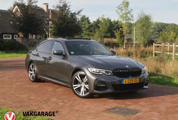 318i Business Edition | M-Pakket | Panoramadak | Trekhaak | Camera | Sfeerverlichting | Sportstoelen | NL-Auto |