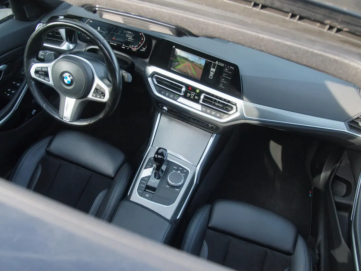 318i Business Edition | M-Pakket | Panoramadak | Trekhaak | Camera | Sfeerverlichting | Sportstoelen | NL-Auto |