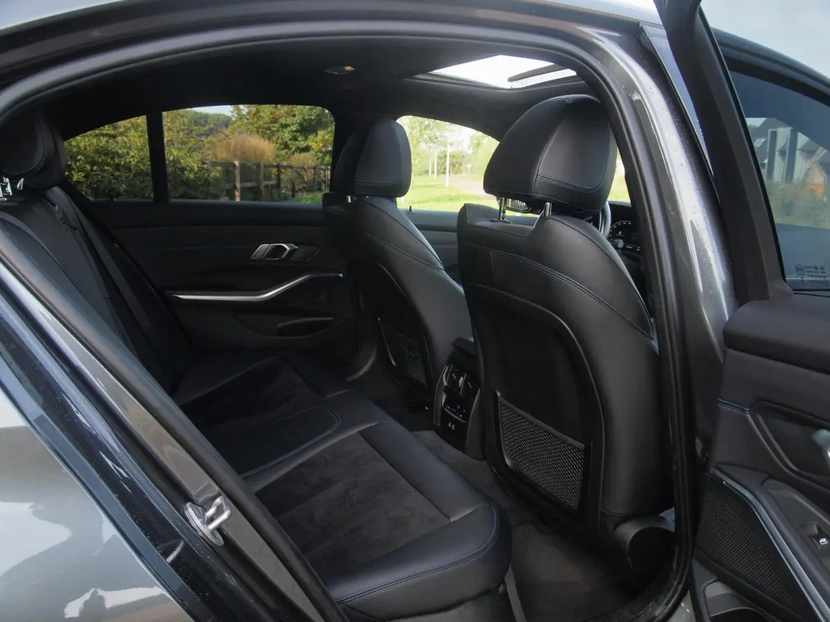 318i Business Edition | M-Pakket | Panoramadak | Trekhaak | Camera | Sfeerverlichting | Sportstoelen | NL-Auto |