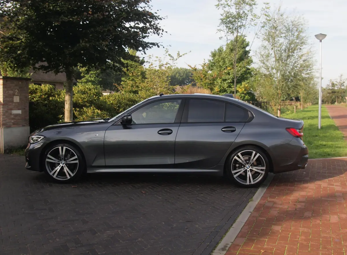 318i Business Edition | M-Pakket | Panoramadak | Trekhaak | Camera | Sfeerverlichting | Sportstoelen | NL-Auto |