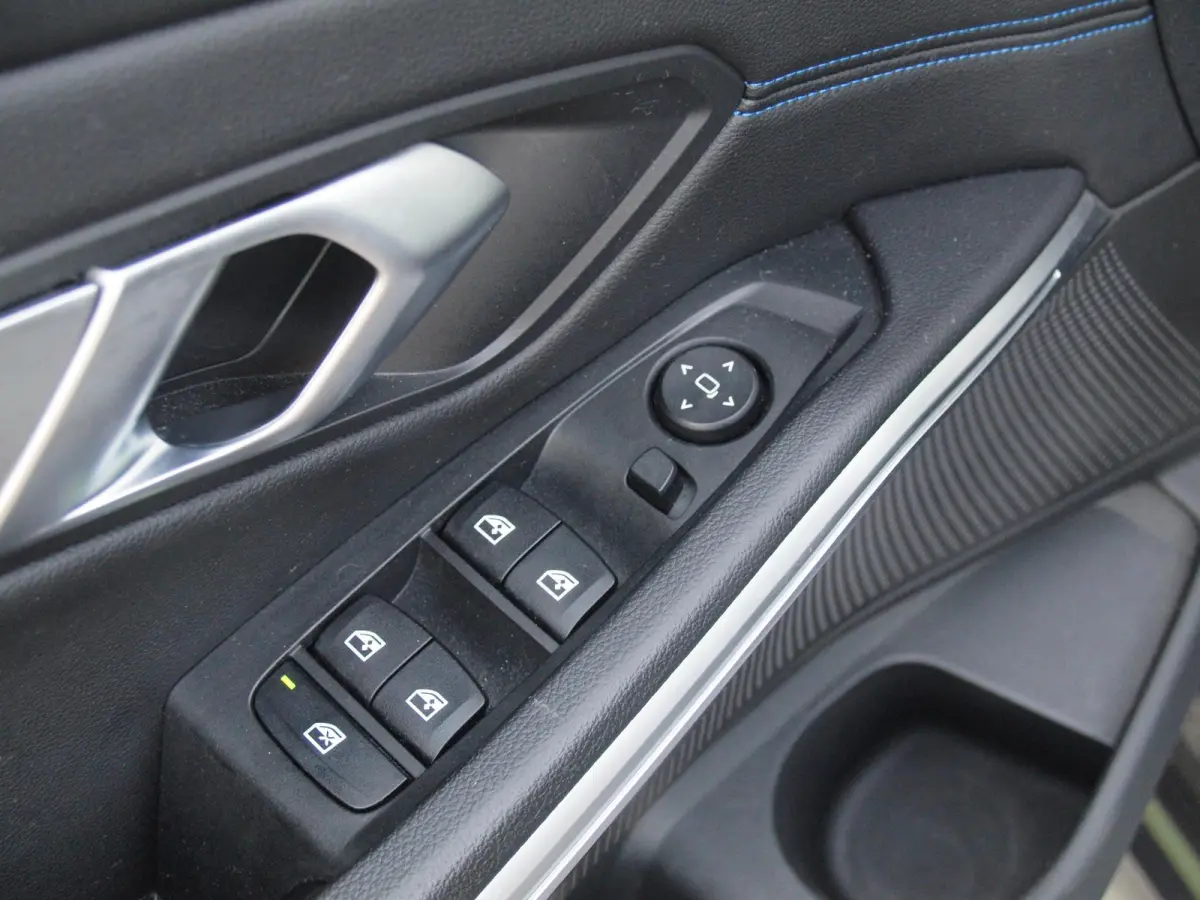 318i Business Edition | M-Pakket | Panoramadak | Trekhaak | Camera | Sfeerverlichting | Sportstoelen | NL-Auto |
