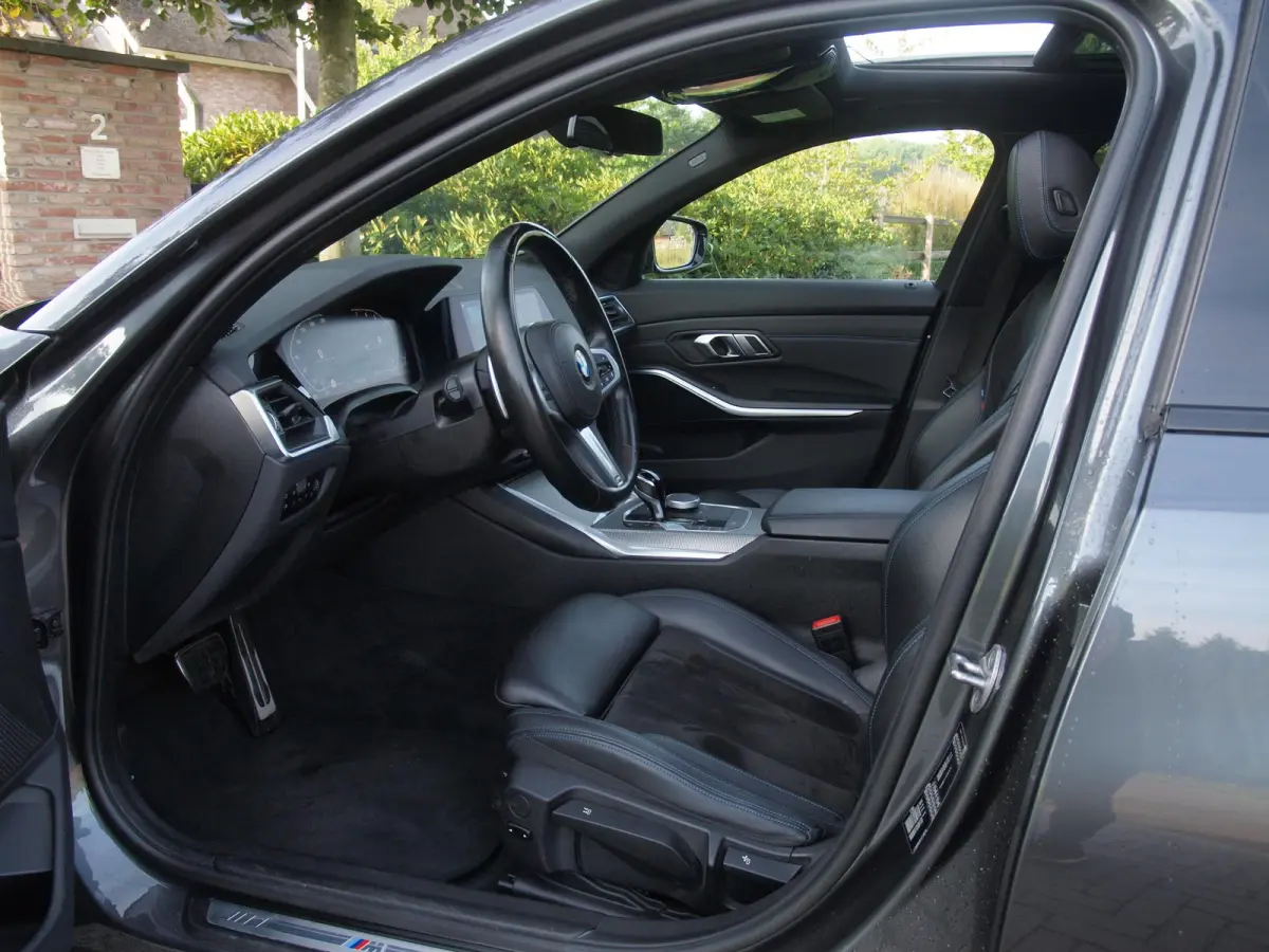 318i Business Edition | M-Pakket | Panoramadak | Trekhaak | Camera | Sfeerverlichting | Sportstoelen | NL-Auto |