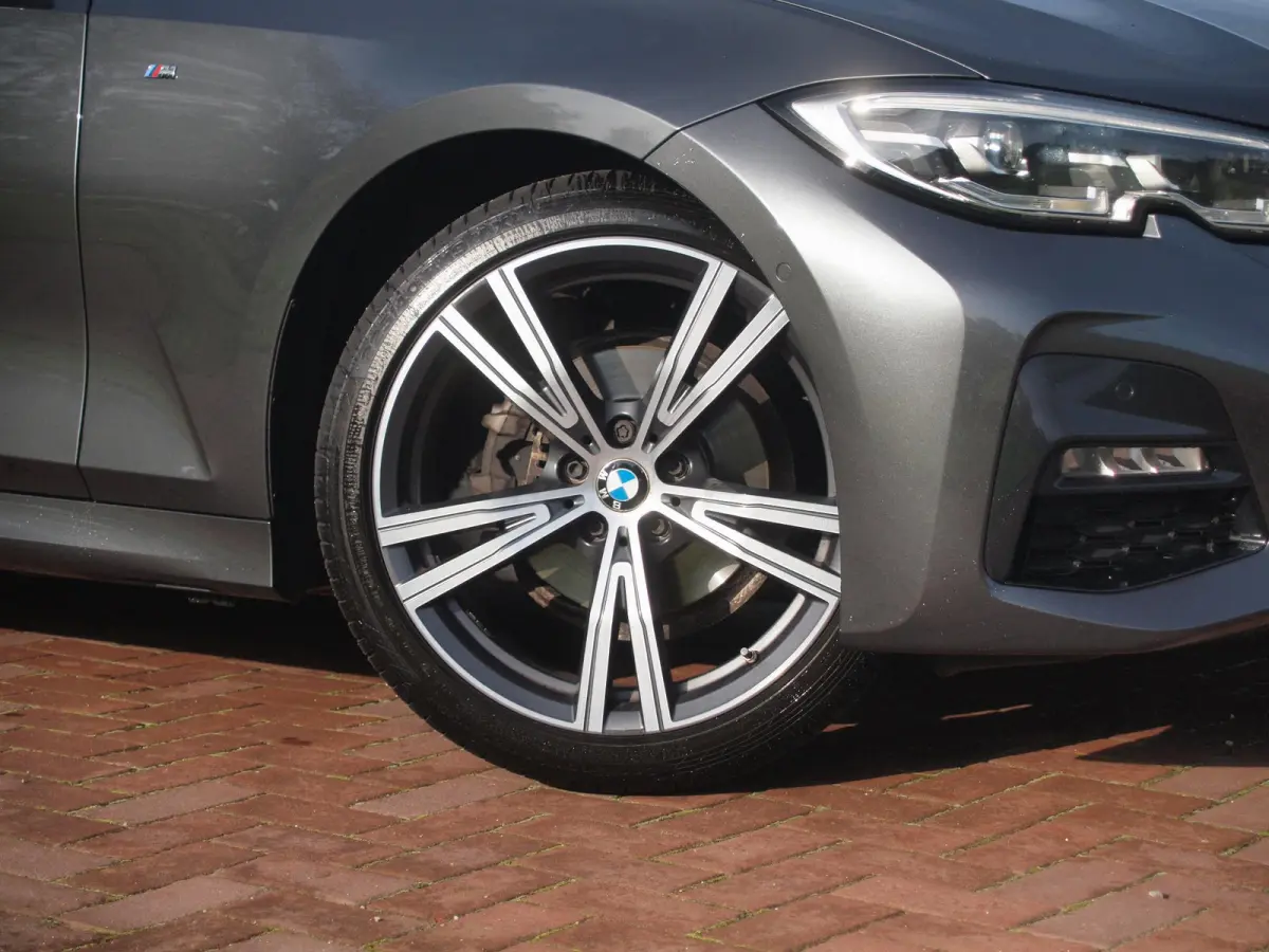 318i Business Edition | M-Pakket | Panoramadak | Trekhaak | Camera | Sfeerverlichting | Sportstoelen | NL-Auto |
